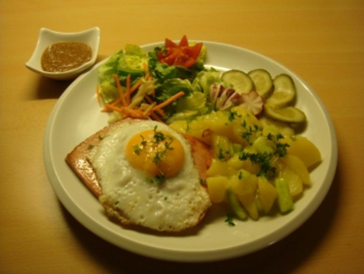 Leberkäse mit Bratkartoffeln und Kohlsalat - Rezept - Bild Nr. 2