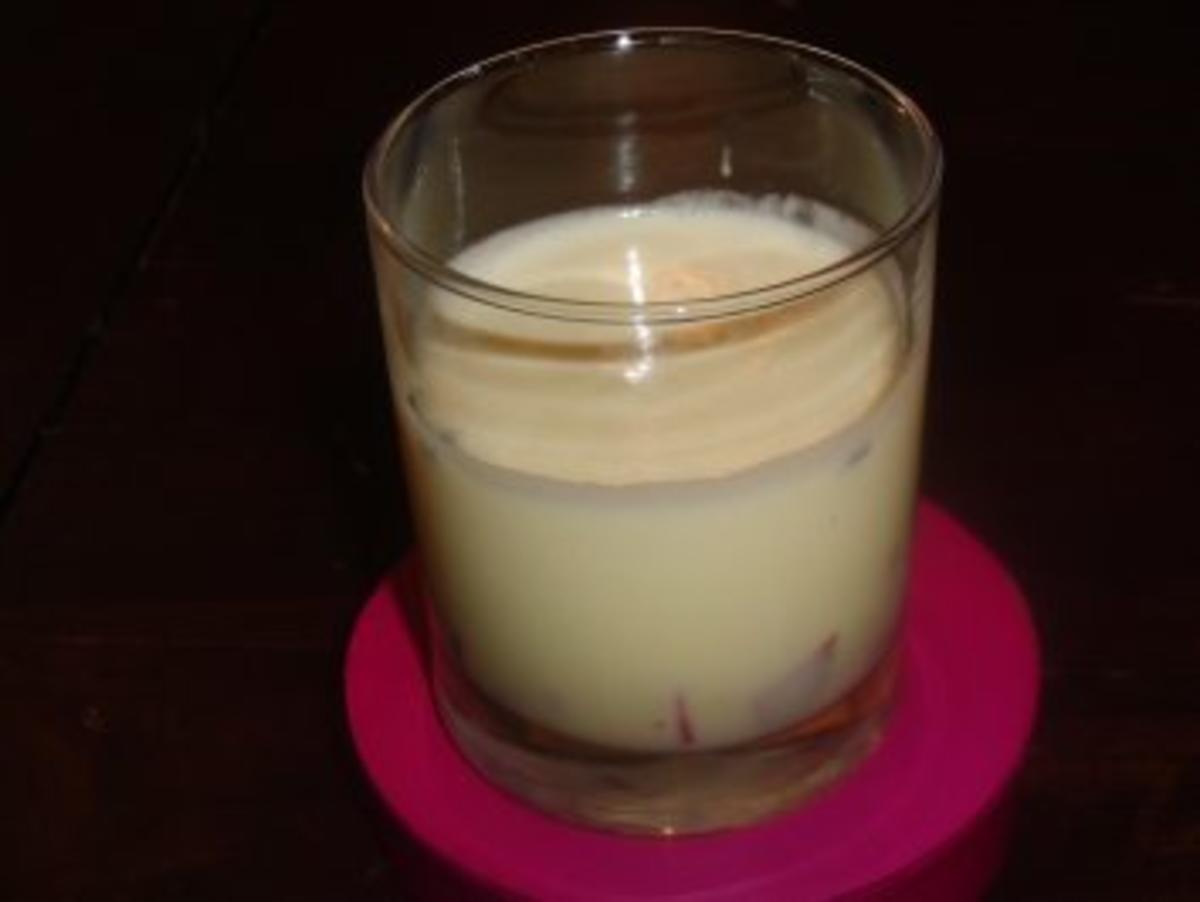 Weiße Schokoladen-Lavendelcreme mit Erdbeerstücken - Rezept