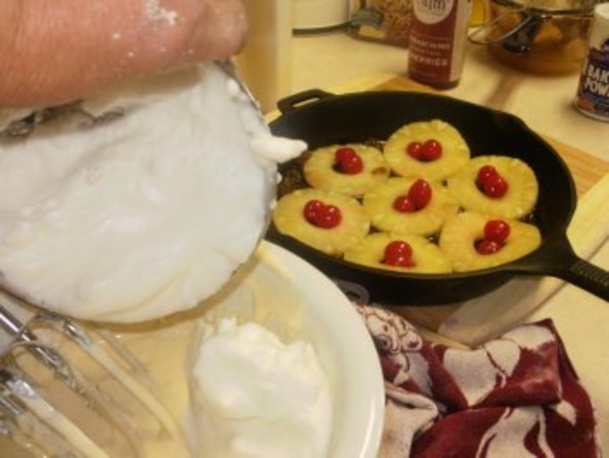 Kuchen - Ananas umgekehrter Kuchen in eine Pfanne - Die Fluessigkeit auf dem Boden des Kuches macht ihn lecker-mit 4 Bildern - Rezept - Bild Nr. 4