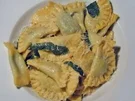 Handgemachte Ravioli mit 3-Käsefüllung in Salbeibutter - Rezept