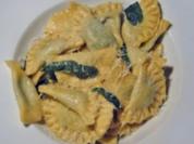 Handgemachte Ravioli mit 3-Käsefüllung in Salbeibutter - Rezept