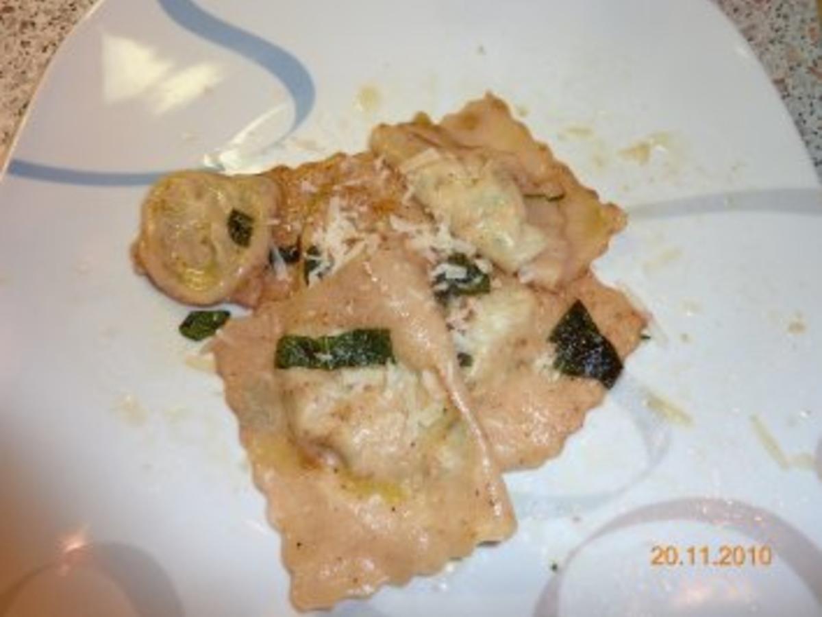 Handgemachte Ravioli mit 3-Käsefüllung in Salbeibutter - Rezept ...