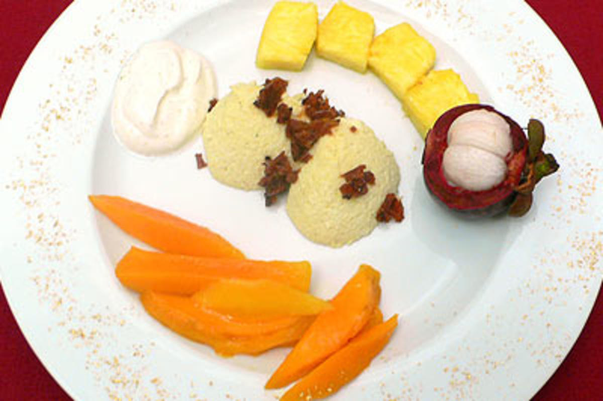 Kokosmousse mit Macisblütencreme, Chilikrokant und gesalzenen Früchten - Rezept