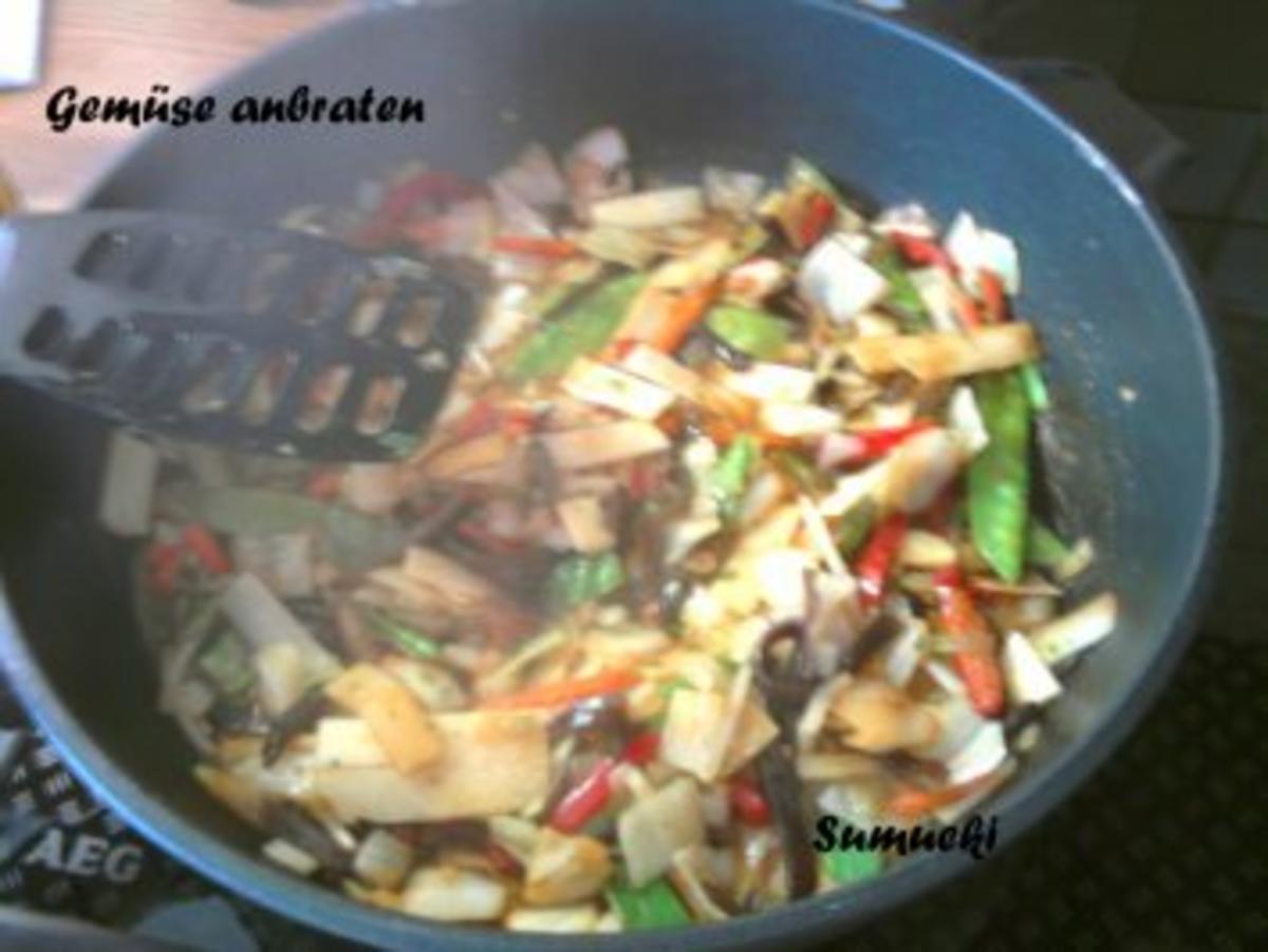 Asiatische Gemüsenudeln mit panierten Hähnchenbrustfilets - Rezept - Bild Nr. 3