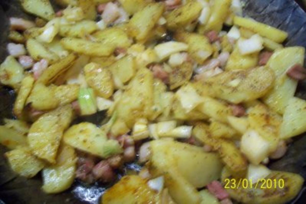 Bratkartoffeln mit gebratener Bockwurst - Rezept - Bild Nr. 2