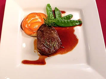 Rezept: Rinderfilet an Ziegenkäse-Aprikosentarte und Lavendeljus Rinderfilet an Ziegenkäse-Aprikosentarte und Lavendeljus - Rezept