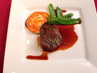 Rezept: Rinderfilet an Ziegenkäse-Aprikosentarte und Lavendeljus Rinderfilet an Ziegenkäse-Aprikosentarte und Lavendeljus - Rezept