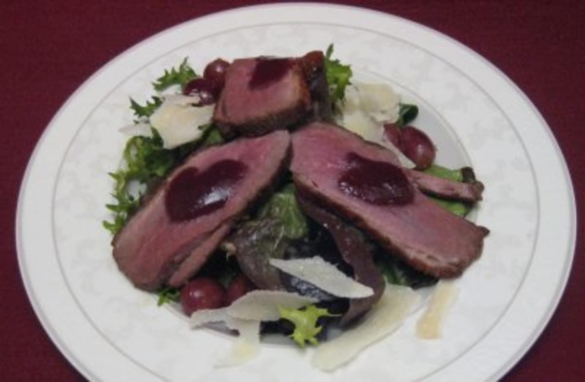 Lauwarme Entenbrust auf herbstlichem Salat mit Trauben und Parmesan ...