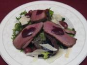 Lauwarme Entenbrust auf herbstlichem Salat mit Trauben und Parmesan - Rezept