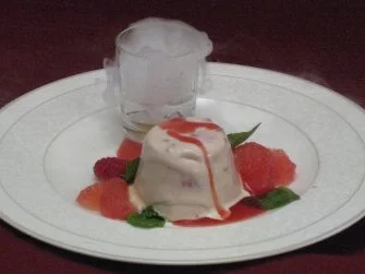 Rezept: Himbeerparfait mit frischen Pink-Grapefruit-Filets im Küstennebel Himbeerparfait mit frischen Pink-Grapefruit-Filets im Küstennebel - Rezept