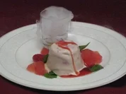 Himbeerparfait mit frischen Pink-Grapefruit-Filets im Küstennebel - Rezept