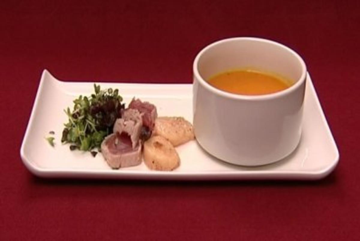 Kürbis-Ingwer-Suppe mit Tunfischfilet und Jakobsmuscheln (Manou Lubowski) - Rezept