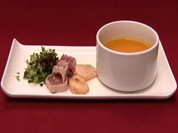 Kürbis-Ingwer-Suppe mit Tunfischfilet und Jakobsmuscheln (Manou Lubowski) - Rezept