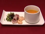 Kürbis-Ingwer-Suppe mit Tunfischfilet und Jakobsmuscheln (Manou Lubowski) - Rezept