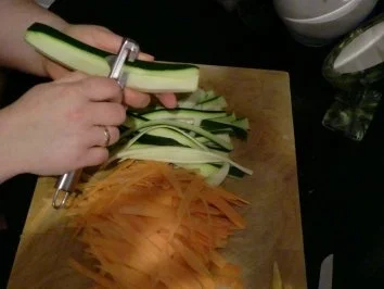 Lachs mit Pasta und Gemüsestreifen - Rezept - Bild Nr. 2