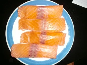 Lachs mit Pasta und Gemüsestreifen - Rezept