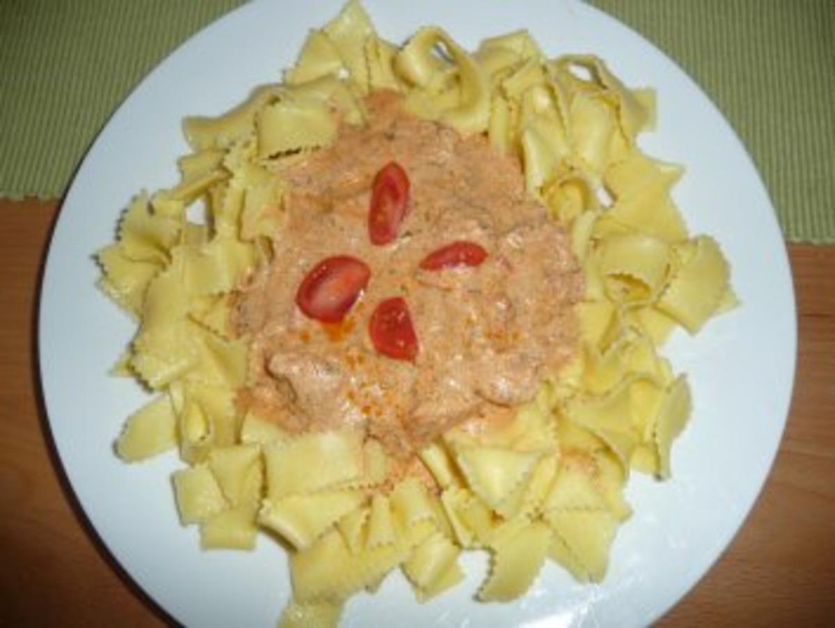 Bandnudeln mit Lachs - Tomatensauce - Rezept - kochbar.de