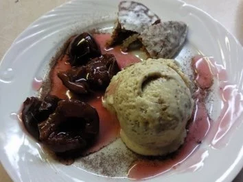 Rezept: Lebkucheneis mit Punschpflaumen Lebkucheneis mit Punschpflaumen - Rezept