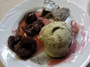 Lebkucheneis mit Punschpflaumen - Rezept