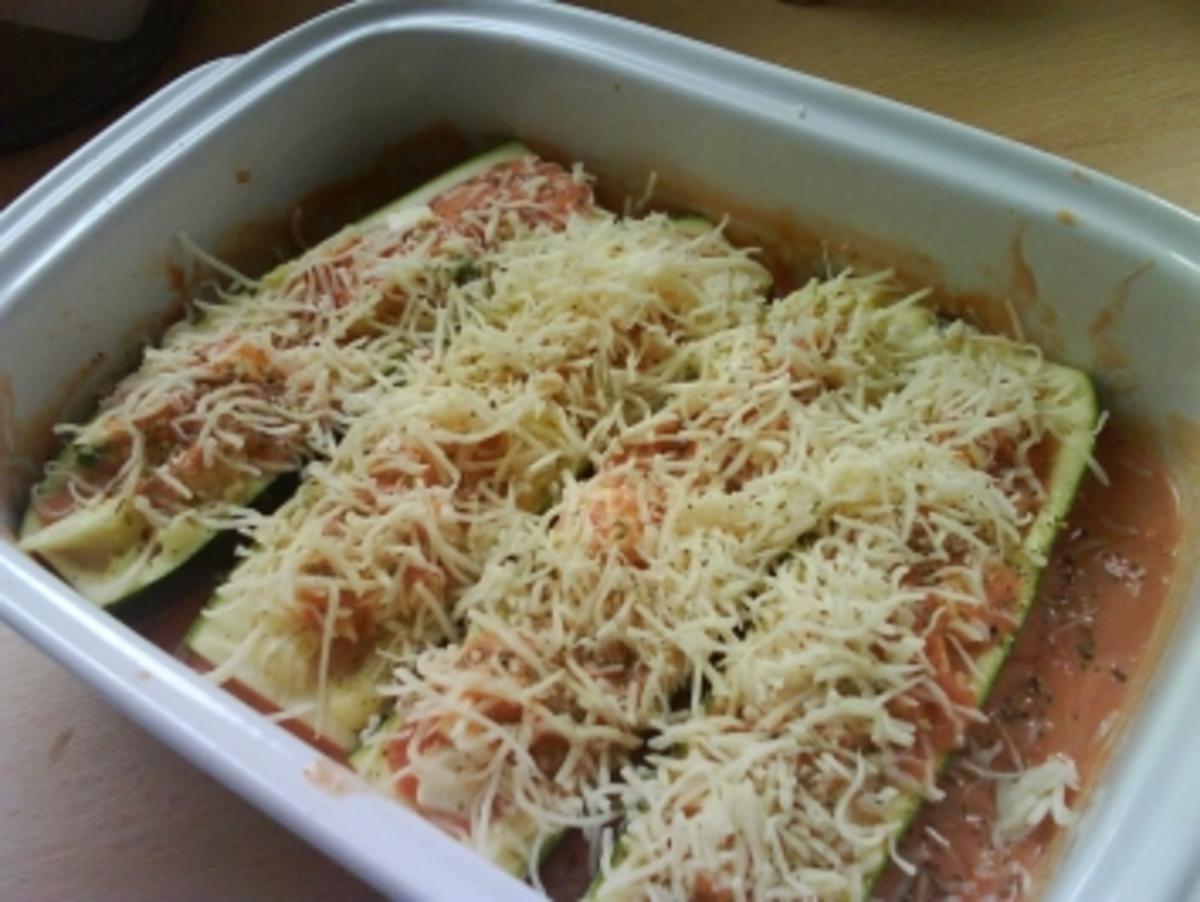 Zucchini-Schiffchen vegetarisch gefüllt - Rezept