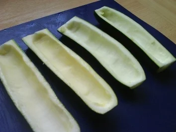 Rezept: Zucchini-Schiffchen vegetarisch gefüllt Bild Nr. 4 Zucchini-Schiffchen vegetarisch gefüllt - Rezept - Bild Nr. 4