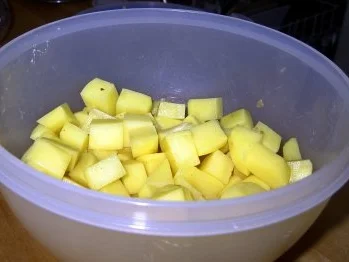 Gefüllte Hähnchenbrust im Speckmantel mit Zuckerschoten und gebratenen Kartoffelwürfeln - Rezept - Bild Nr. 3