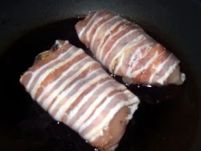 Gefüllte Hähnchenbrust im Speckmantel mit Zuckerschoten und gebratenen Kartoffelwürfeln - Rezept - Bild Nr. 8