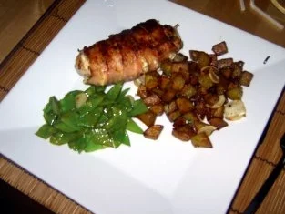 Gefüllte Hähnchenbrust im Speckmantel mit Zuckerschoten und gebratenen Kartoffelwürfeln - Rezept