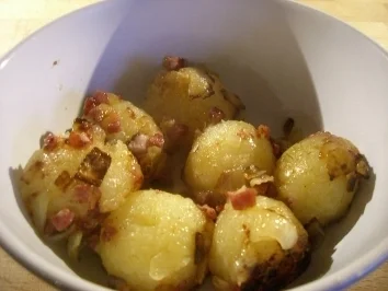 Rezept: Knödel mit Speck Knödel mit Speck - Rezept
