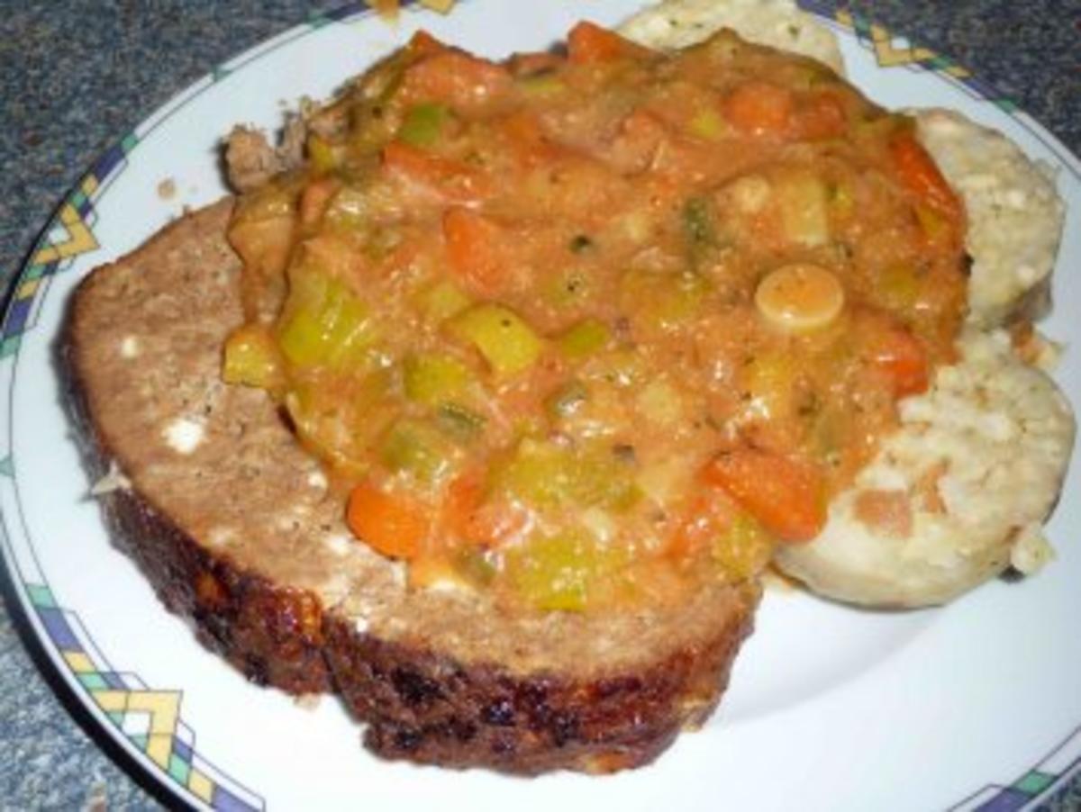 Hackbraten mit Lauch-Möhren-Soße und Semmelknödel - Rezept - kochbar.de