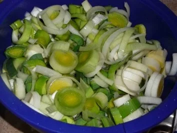 Hackbraten mit Lauch-Möhren-Soße und Semmelknödel - Rezept - Bild Nr. 4