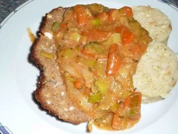 Hackbraten mit Lauch-Möhren-Soße und Semmelknödel - Rezept - Bild Nr. 8