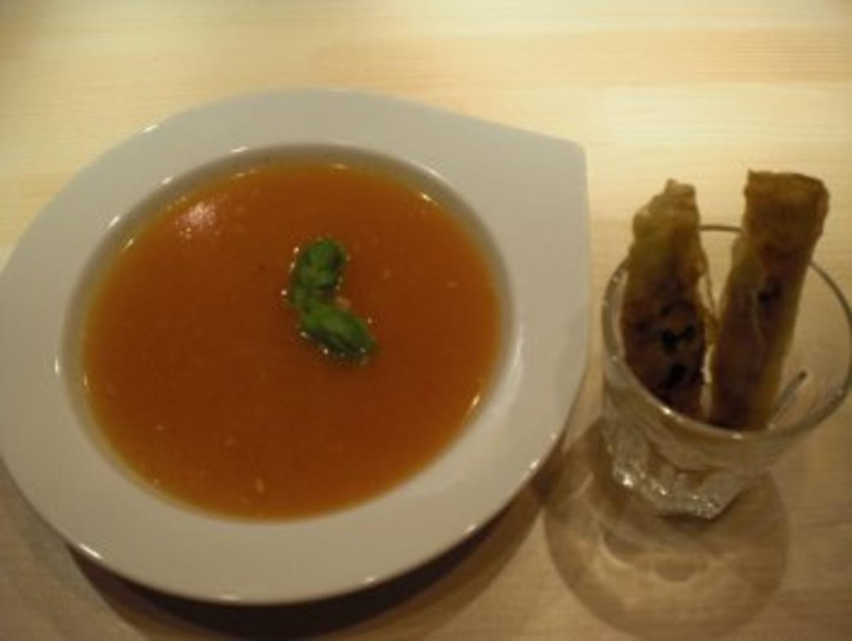 Tomaten-Ingwer-Suppe mit Garnelenröllchen - Rezept