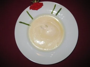 Rezept: Ingwer-Spargel-Velouté mit Aalschaum Ingwer-Spargel-Velouté mit Aalschaum - Rezept