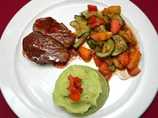 Filet vom Jungbullen mit Kressepüree und mediterranem Salat - Rezept