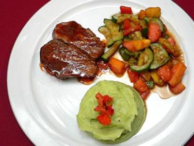 Filet vom Jungbullen mit Kressepüree und mediterranem Salat - Rezept