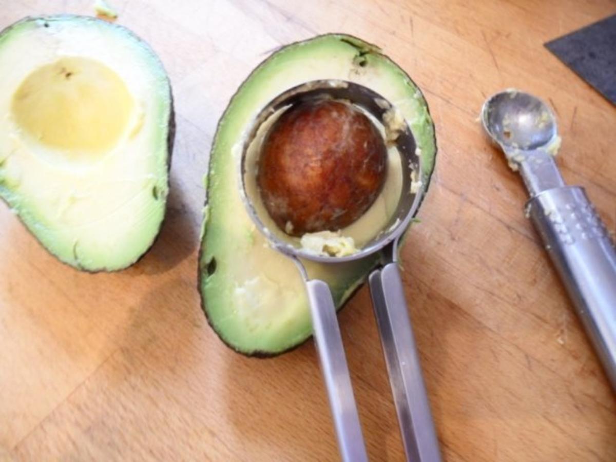 Avocado gefüllt mit Krebsschwänzen - Rezept - Bild Nr. 3