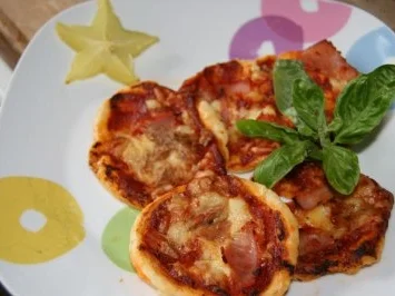 Vorspeise: Mini - Blätterteig - Pizzen - Rezept