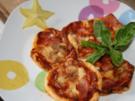 Vorspeise: Mini - Blätterteig - Pizzen - Rezept