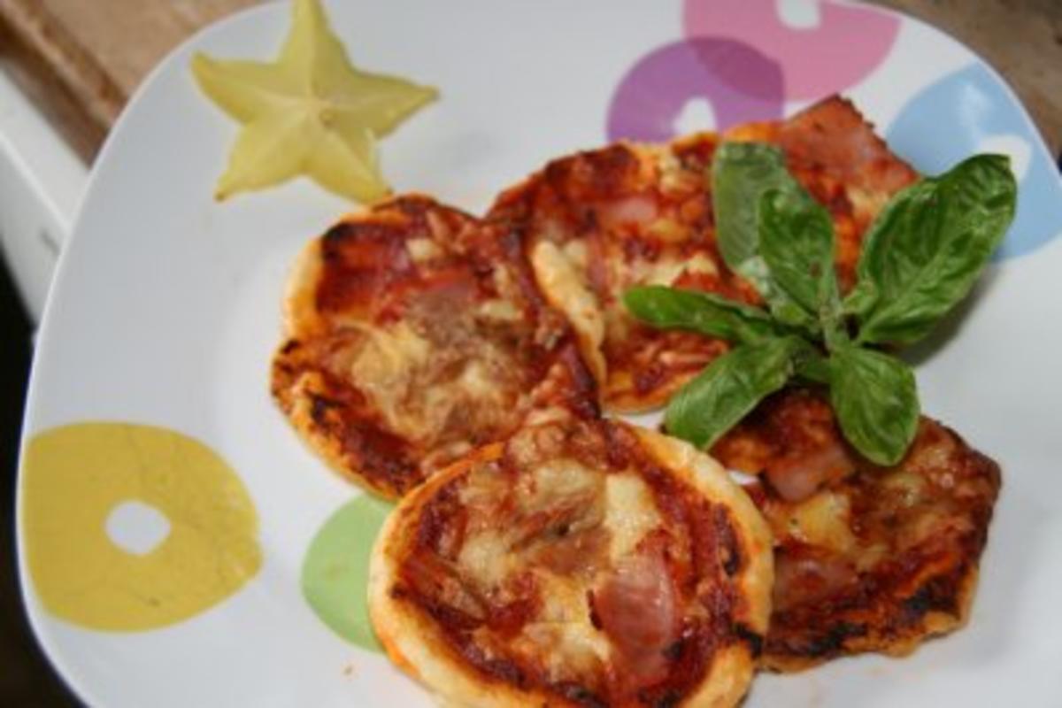 Bilder für Vorspeise: Mini - Blätterteig - Pizzen - Rezept