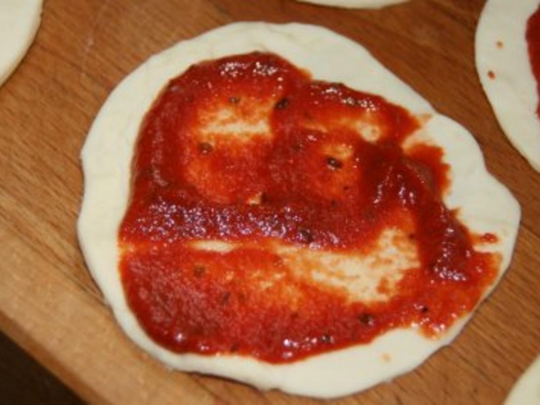 Vorspeise: Mini Blätterteig Pizzen - einfach - von border