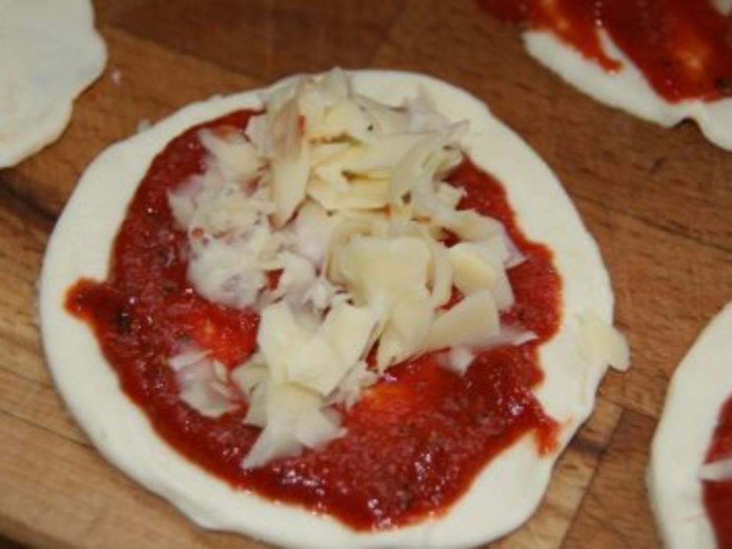 Vorspeise: Mini - Blätterteig - Pizzen - Rezept - kochbar.de