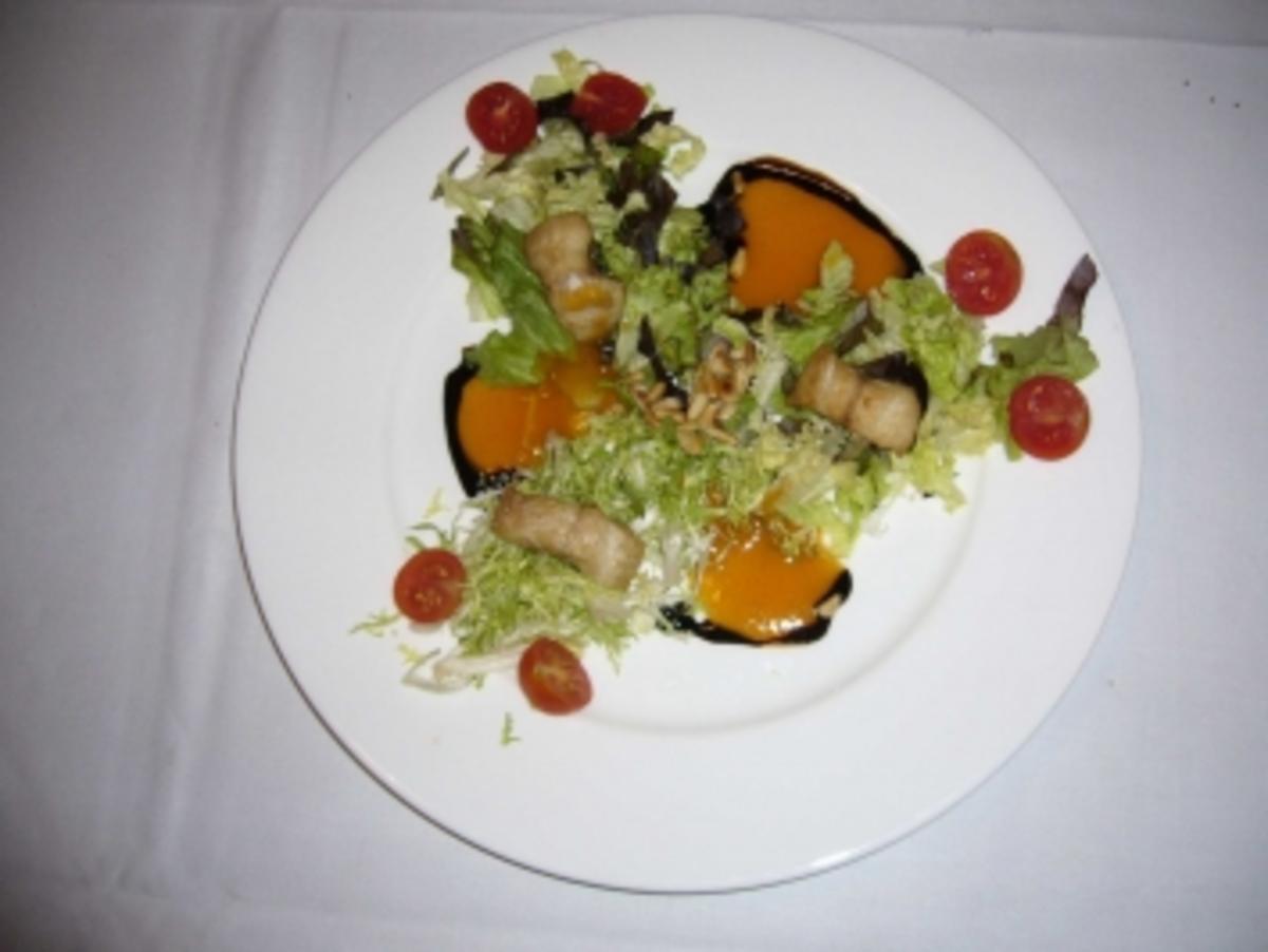 Aal auf buntem Salat mit Aprikosensoße - Rezept