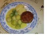 Rosenkohlgemüse mit Kräuterhacksteaks - Rezept