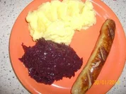 Bratwurst mit Kartoffelpürre und Rotkohl - Rezept