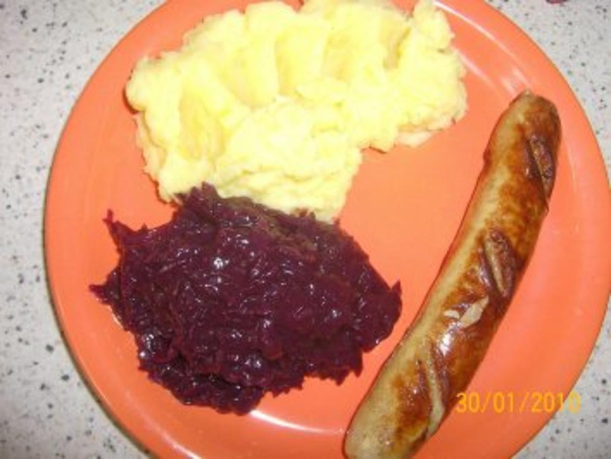 Bilder für Bratwurst mit Kartoffelpürre und Rotkohl - Rezept