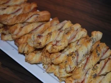 Rezept: Schinken-Blätterteigstangen Bild Nr. 2 Schinken-Blätterteigstangen - Rezept - Bild Nr. 2
