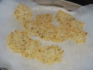 Rezept: Parmesan-Thymian-Chips Bild Nr. 2 Parmesan-Thymian-Chips - Rezept - Bild Nr. 2