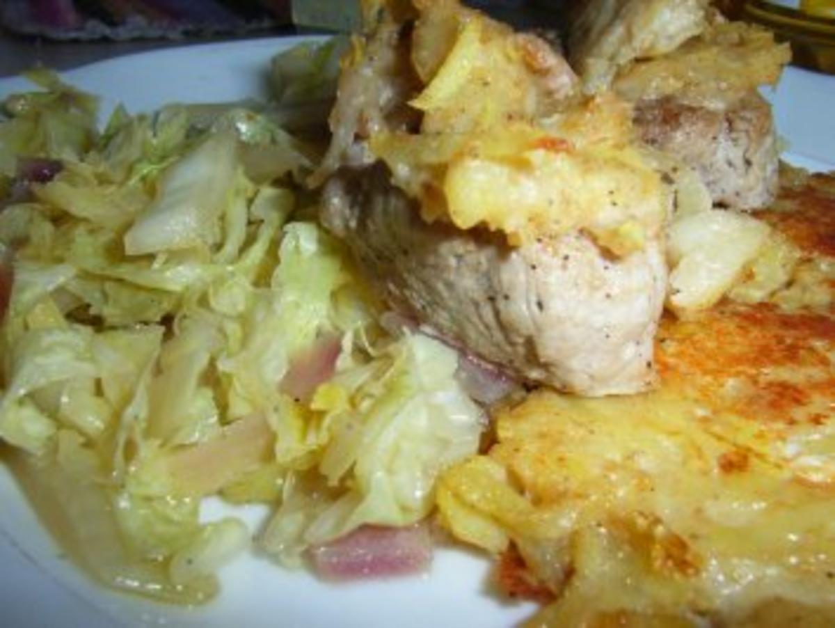 Schweinemedailons mit Chinakohlgemüse und Kartoffel-Käse-Puffer - Rezept