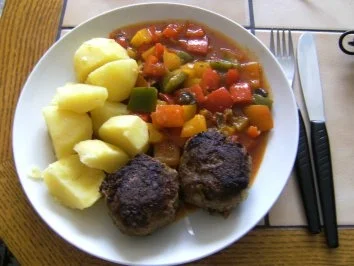 HAUPTGERICHT - Hackklöpschen mit Ratatouille und Kartoffeln - Rezept